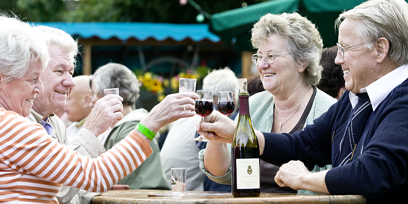 Geselligkeit beim Weinfest